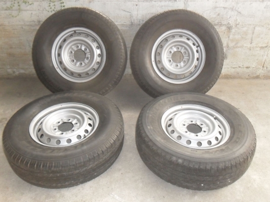 ล้อกะทะ 16นิ้ว 6รู พร้อมยาง 265/70R16ปี09 สวยๆ 4 ล้อ ราคา 4800 บาท