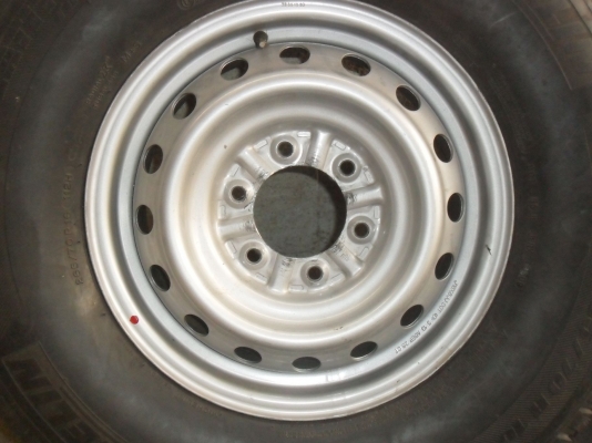 ล้อกะทะ 16นิ้ว 6รู พร้อมยาง 265/70R16ปี09 สวยๆ 4 ล้อ ราคา 4800 บาท