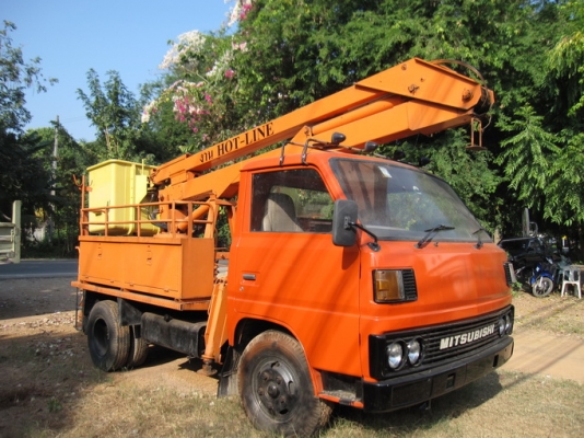 รถ 6 ล้อ ติดเครนกระเช้า Hotline