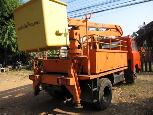รถ 6 ล้อ ติดเครนกระเช้า Hotline