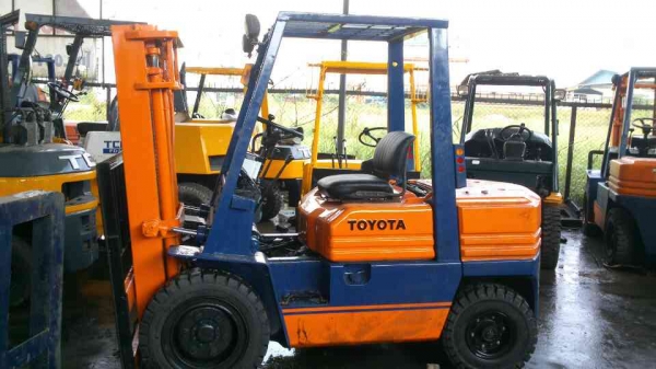 รถยกโตโยต้ารุ่น 5 ยก 3 ตัน เสาสูง 3 เมตร เครื่องดีเซล เกียร์ธรรมดา