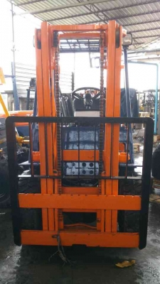 รถยกโตโยต้ารุ่น 5 ยก 3 ตัน เสาสูง 3 เมตร เครื่องดีเซล เกียร์ธรรมดา