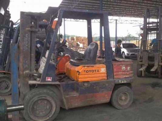 ฝากขายตามสภาพ รถยกโตโยต้ารุ่น 5 น้ำหนักยก 3 ตัน เสาสูง 3 เมตร เครื่องดีเซล เกียร์ธรรมดา