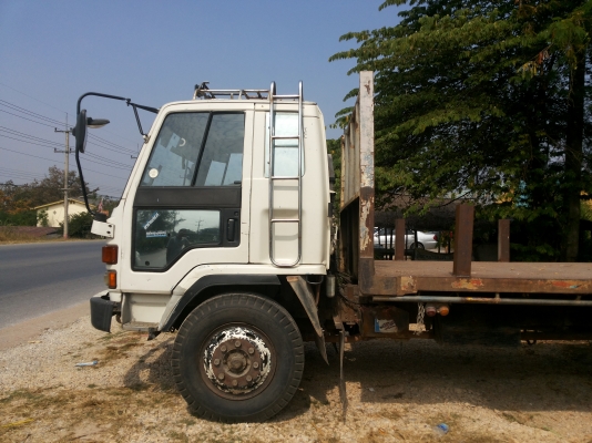 ต้องการขายหกล้อ isuzu ร็อคกี้175