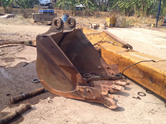 ขายครับ อะไหล่ KOMATSU 200-1 ทั้งคัน สภาพสวยๆ  สนใจชิ้นไหนโทรสอบถามได้นะครับ