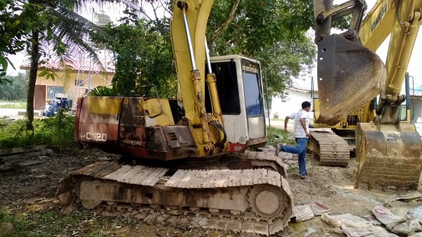 PC120-5 คอนโทนสั้นเดิมๆ ตูดแดงสีเดิม มีเล่มทะเบียน เอวแน่น ปั้มแรง เครื่องดี.. PC120-5 คอนโทนสั้นเดิมๆ ตูดแดงสีเดิม มีเล่มทะเบียน เอวแน่น ปั้มแรง เครื่องดี..