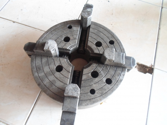 4 จับแท่นกลึง ขนาด  10  นิ้ว  ขาย  2,500  จัดส่งให้ได้