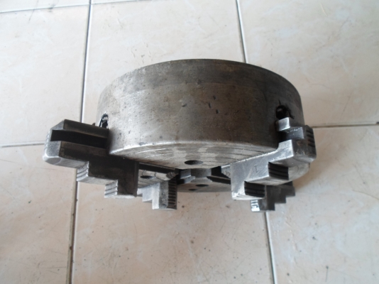 4 จับแท่นกลึง ขนาด  10  นิ้ว  ขาย  2,500  จัดส่งให้ได้