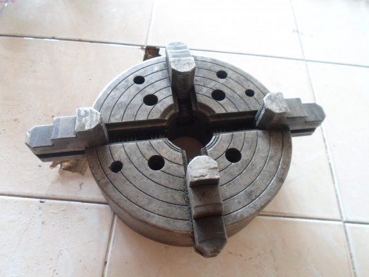 4 จับแท่นกลึง ขนาด  10  นิ้ว  ขาย  2,500  จัดส่งให้ได้