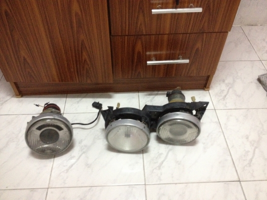 ขายไฟหน้าbmw e30 แท้ติดรถ ยีห้อboschจำนน3ดวง สภาพดี2ดวง อีก1ดวงขายึดไฟหัก1ชิ้นตามรูปนะคับ ราคา2300บาท โทร0875077464โส กทม