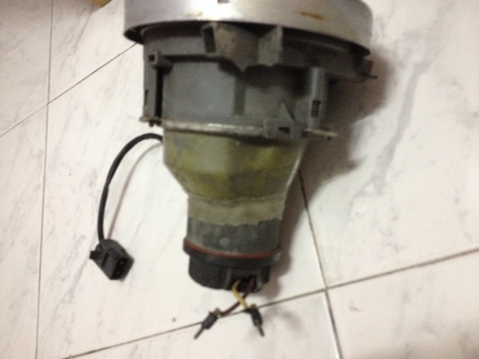 ขายไฟหน้าbmw e30 แท้ติดรถ ยีห้อboschจำนน3ดวง สภาพดี2ดวง อีก1ดวงขายึดไฟหัก1ชิ้นตามรูปนะคับ ราคา2300บาท โทร0875077464โส กทม