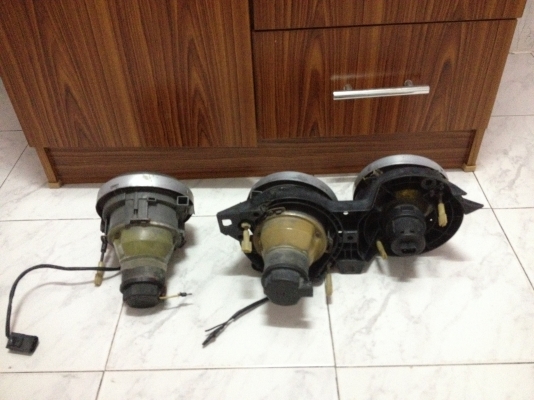 ขายไฟหน้าbmw e30 แท้ติดรถ ยีห้อboschจำนน3ดวง สภาพดี2ดวง อีก1ดวงขายึดไฟหัก1ชิ้นตามรูปนะคับ ราคา2300บาท โทร0875077464โส กทม