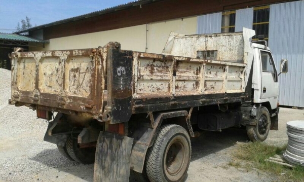 รถมิตซู 6 ล้อดั้ม 115 แรงม้า. / รถมิตซู 6 ล้อ ท้ายลาด 115 แรงม้า. ( มีขายคู่. )  สนใจติดต่อ 081 - 6079515