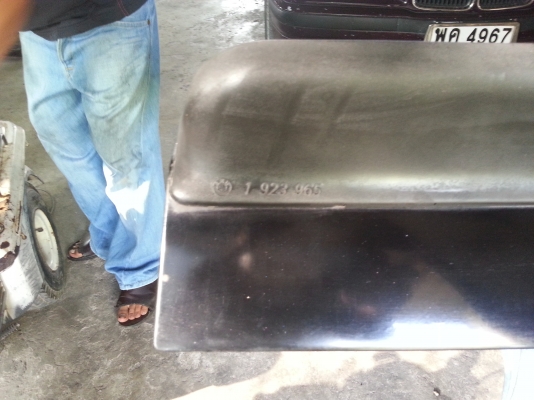 ขายหางหลัง BMW E30  แท้ พร้อมฝาท้าย