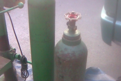 ถังออกซิเจนความสูงประมาณ 1 เมตรครับ วาลดีสภาพพร้อมใช้งานครับราคานี้คุ้มมากครับไม่ต้องเบิกใหม่ครับ