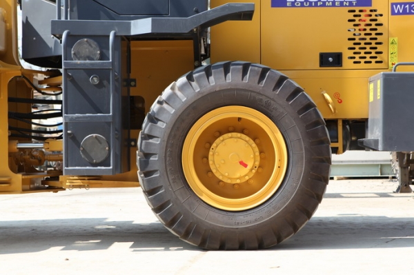 รถตักใหม่ขนาด 2 &amp; 3 คิวยี่ห้อ WORLD W136, W156 แกร่งเหนือใคร ราคาสุดคุ้ม รับประกันให้ 1 ปีพร้อมเปลี่ยนถ่านน้ำมันเครื่องให้ 2 ครั้งหรือตามระยะ