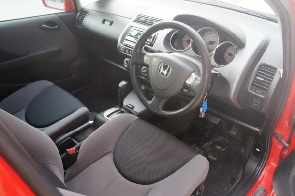 HONDA JAZZ ตัว TOP ARIBAG คู่ ล้อ MAX แอร์เย็น เครื่องเดิม ช่วงล่างดี รถขับดีมาก สีสวย ภายใน+เบาะ สมบูรณ์ เครื่องเสียง 1 ชุด รถพร้อมใช้งานทันที การันตีรถสวย จัดไฟแนนได้เต็ม ฟรีดาวน์ ติดแบ็คลิสออกรถได้