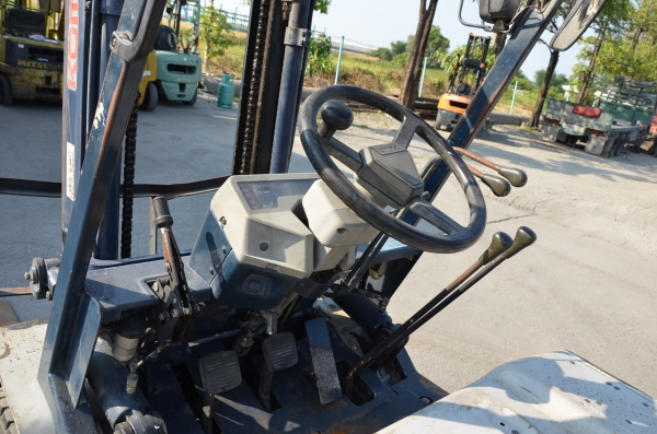 ขาย Komatsu FD25-11 เครื่องยนต์	ดีเซล 4D95 เกียร์ ธรรมดา ขนาด	2.5 ตัน เสาสูง	3 เมตร