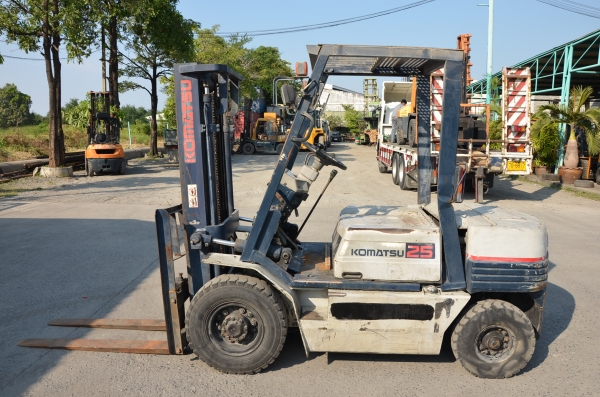 ขาย Komatsu FD25-11 เครื่องยนต์	ดีเซล 4D95 เกียร์ ธรรมดา ขนาด	2.5 ตัน เสาสูง	3 เมตร