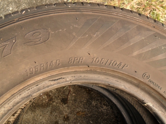 ขายยาง ใส่รถกระบะ Maxxis ขนาด195 R14 ปี10 เส้นละ750บาท-ดอกหนามากๆ ใช้ได้อีกนาน  (มี 2 เส้น)Tel. 092-9351644