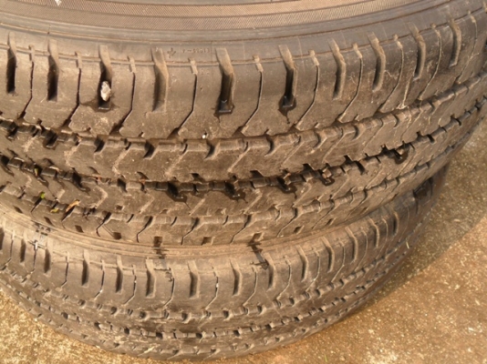 ขายยาง ใส่รถกระบะ  MICHELIN  XCD ขนาด195 R14 ปี08 เส้นละ700บาท-ดอกหนา ใช้ได้อีกนาน  (มี 2 เส้น)Tel. 092-9351644