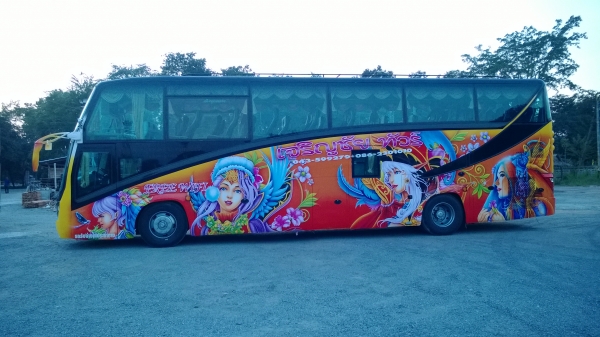 บริการให้เช่ารถบัส6ล้อแอร์ VIP 41 ที่นั่ง บริการนำเที่ยวทั่วไทย ให้บริการลูกค้าในเขตพื้นที่จ.ร้อยเอ็