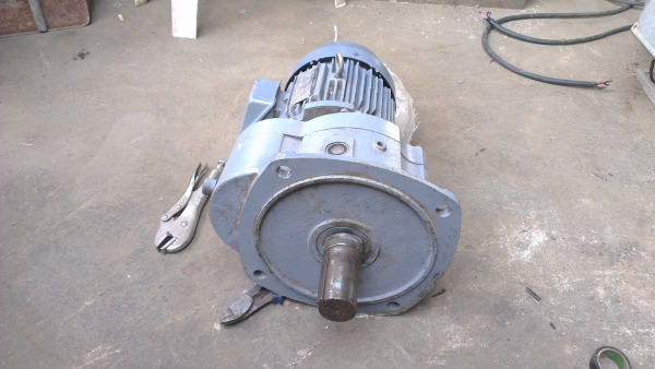 Sell> มอเตอร์เกียร์มือสอง Toshiba 2 แรง 3 เฟส 380V. 35RPM. 1:43 เงียบกริ็บ สภาพนางฟ้าครับ