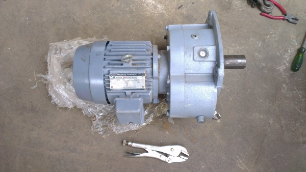 Sell> มอเตอร์เกียร์มือสอง Toshiba 2 แรง 3 เฟส 380V. 35RPM. 1:43 เงียบกริ็บ สภาพนางฟ้าครับ