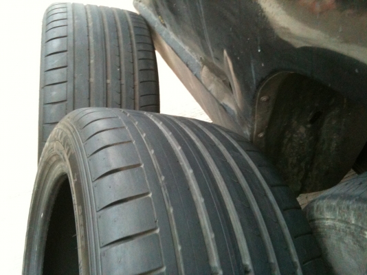 ขายยาง DUNLOP 275/40/18 ปี11 เป็นยางรันเเฟช เยอรมัน 1คู่ 6500 ขายยาง DUNLOP 275/40/18 ปี11 เป็นยางรันเเฟช เยอรมัน 1คู่ 6500