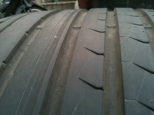 ขายยาง DUNLOP 275/40/18 ปี11 เป็นยางรันเเฟช เยอรมัน 1คู่ 6500 ขายยาง DUNLOP 275/40/18 ปี11 เป็นยางรันเเฟช เยอรมัน 1คู่ 6500