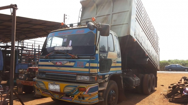 **1,050,000 บ.ต่อรอง**0ขาย10ล้อ2เพลาดั๊มHINO FM3H HO7D 195HP เครื่องเดิมเกียร์เดิม เครื่องแน่นดี เกียร์ดี ไม่หลุด ช่วงล่างเดิมคัสซีดี มีบวมบ้าง(ตามรูป)กระบะเกษตรพื้นเหล็กข้างเรียบสภาพดีพื้นดีข้างมีผุตามชายบ้าง หัวเก๋งดี สีมีลอก ภายในสวยคอนโซลเต็ม แอร์ พ.พ