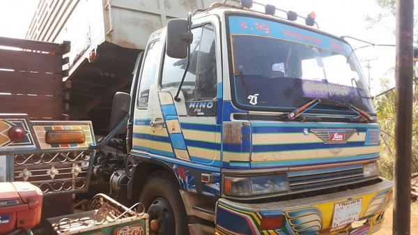 **1,050,000 บ.ต่อรอง**0ขาย10ล้อ2เพลาดั๊มHINO FM3H HO7D 195HP เครื่องเดิมเกียร์เดิม เครื่องแน่นดี เกียร์ดี ไม่หลุด ช่วงล่างเดิมคัสซีดี มีบวมบ้าง(ตามรูป)กระบะเกษตรพื้นเหล็กข้างเรียบสภาพดีพื้นดีข้างมีผุตามชายบ้าง หัวเก๋งดี สีมีลอก ภายในสวยคอนโซลเต็ม แอร์ พ.พ