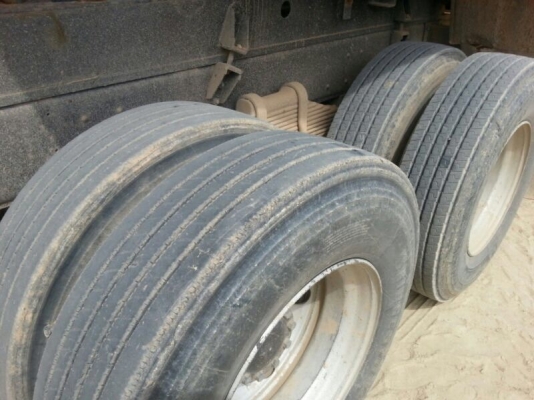 รถอีซูซุ 10 ล้อดั้ม 300 แรงม้า ปี 52  ( ราคา  2,150,000 บาท. )  ( รถวิ่ง 11x,xxx กม. )  สนใจติดต่อ 081 - 6079515