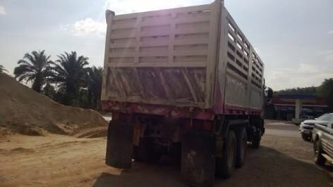 รถอีซูซุ 10 ล้อดั้ม 300 แรงม้า ปี 52  ( ราคา  2,150,000 บาท. )  ( รถวิ่ง 11x,xxx กม. )  สนใจติดต่อ 081 - 6079515