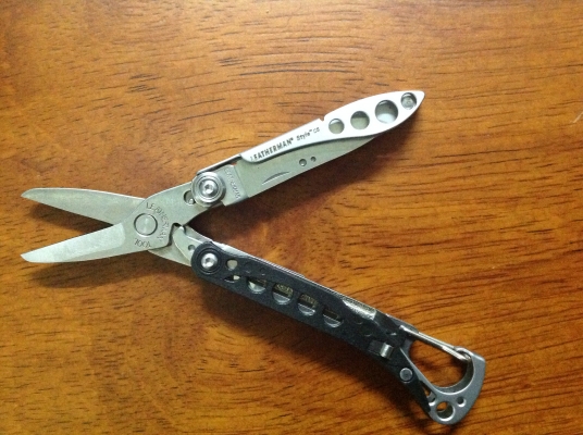 อุปกรณ์เดินป่าเอนกประสงค์ Leatherman