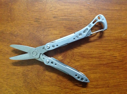 อุปกรณ์เดินป่าเอนกประสงค์ Leatherman