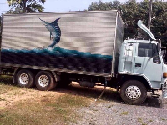 รถอีซูซุ 10 ล้อ ตู้เย็น 195 แรงม้า.  สนใจติดต่อ 081 - 6079515