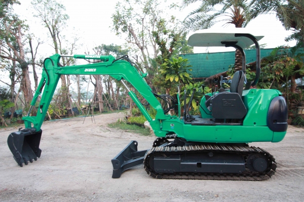 ขายแม็คโค KOMATSU PC35R-8  มี VDO ทดลองขับให้ดู นำเข้าจากญี่ปุ่น ไม่เคยผ่านการใช้งานในไทย ติดต่อ 086-775-7900