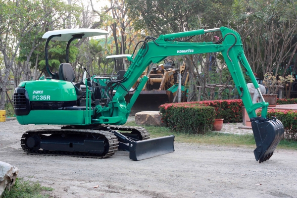 ขายแม็คโค KOMATSU PC35R-8  มี VDO ทดลองขับให้ดู นำเข้าจากญี่ปุ่น ไม่เคยผ่านการใช้งานในไทย ติดต่อ 086-775-7900