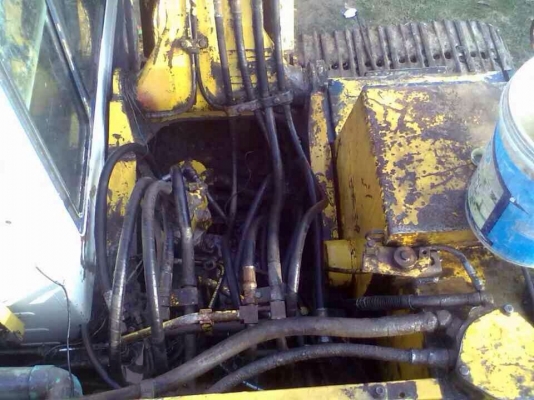 KOMATSU PC 120-5 เครื่องเดิมปั๊มเดิมๆสภาพดีพร้อมใช้งานได้เลยครับ ภายในเก๋งคอนโทรลยาว สะอาดสวย ภายนอกบูมอาร์มสวยไม่มีปะ บอดี้สวยรอบคัน ช่วงล่างเอวแน่นดี โรลเลอร์โซ่บูทใบแทรกสภาพดี 70\% พร้อมใช้งาน เอกสารสัญญาซื้อขาย ราคาต่อรองได้ครับ