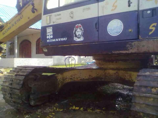 KOMATSU PC 120-5 เครื่องเดิมปั๊มเดิมๆสภาพดีพร้อมใช้งานได้เลยครับ ภายในเก๋งคอนโทรลยาว สะอาดสวย ภายนอกบูมอาร์มสวยไม่มีปะ บอดี้สวยรอบคัน ช่วงล่างเอวแน่นดี โรลเลอร์โซ่บูทใบแทรกสภาพดี 70\% พร้อมใช้งาน เอกสารสัญญาซื้อขาย ราคาต่อรองได้ครับ