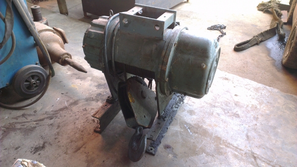 Sell> ขายรอกไฟฟ้ามือสอง Hitachi 1 ตันครับ ไฟ 3 เฟส 380V. มีกล่องไฟพร้อม ใช้งานได้ทันทีครับผม