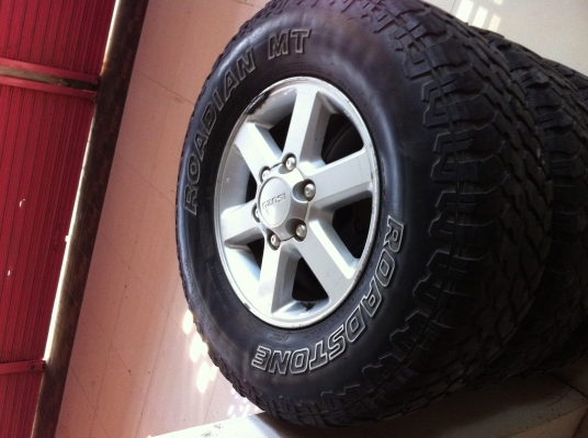 ขายแม็กขอบ 16  Isuzu  พร้อมยาง MT  ลุยๆ ชุด   6000 บาทพอ