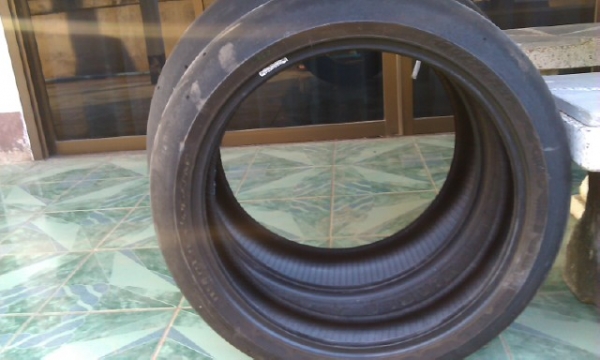 ขายยางหน้าหลังPirelli ยางสลิกsc2 ปี2013 เซ็นเซอร์เต็มๆ สวย ๆ ครับ