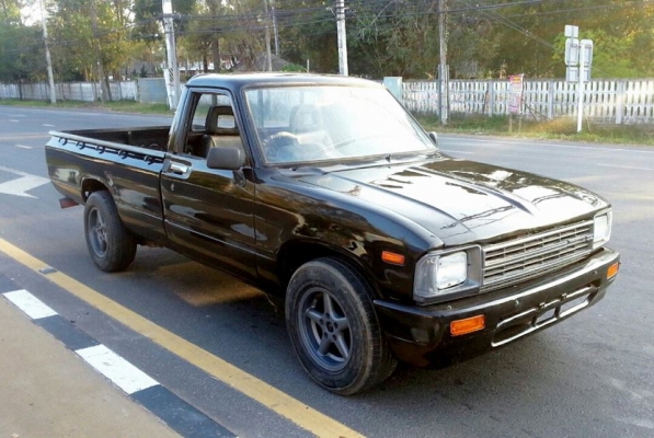 ขาย/แลก.Toyota rn 40 ..กระบะ ไฟเหลี่ยม.สีดำ.รถอยู่ จ.ศรีสะเกษ