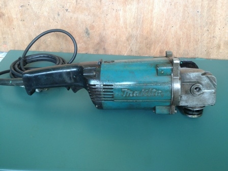 ขายเครื่องเจียรไฟฟ้า Makita รุ่น 9607NB 7" 1800 วัตต์