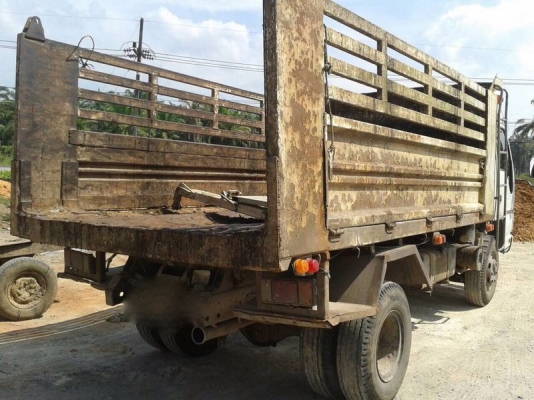 รถอีซูซุ  6 ล้อดั้ม 175 แรงม้า. ปี 50  สนใจติดต่อ 081 - 6079515