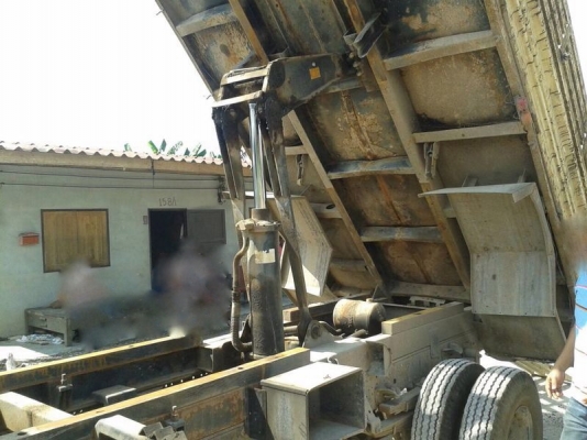 รถอีซูซุ  6 ล้อดั้ม 175 แรงม้า. ปี 50  สนใจติดต่อ 081 - 6079515