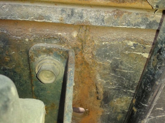 รถอีซูซุ  6 ล้อดั้ม 175 แรงม้า. ปี 50  สนใจติดต่อ 081 - 6079515