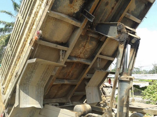 รถอีซูซุ  6 ล้อดั้ม 175 แรงม้า. ปี 50  สนใจติดต่อ 081 - 6079515